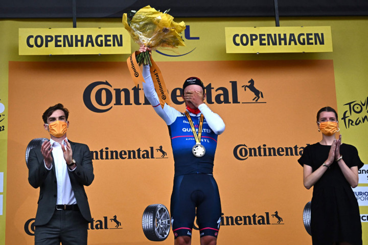 Yves Lampaert dari tim Quick-Step Alpha Vinyl meluapkan kegembiraan secara mengejutkan menjuarai etape pertama Tour de France pada Jumat, 1 Juli 2022 waktu setempat.