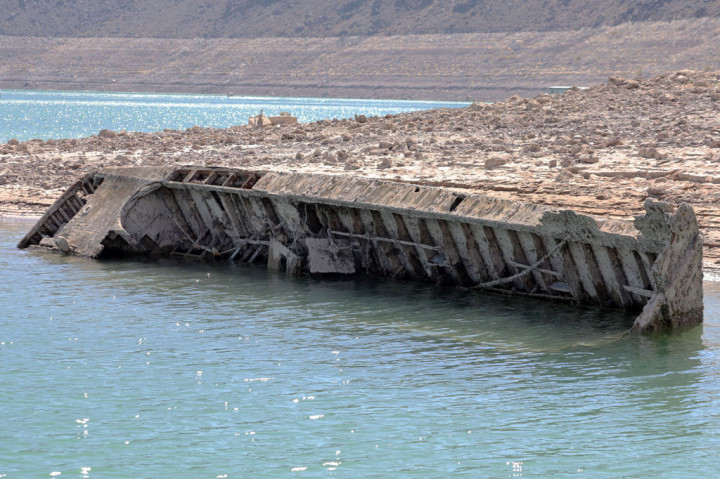 Sebuah kapal pendarat Higgins era Perang Dunia II yang dulunya tenggelam hampir 61 meter di bawah permukaan air, kini terlihat di permukaan Danau Mead Marina, Nevada.