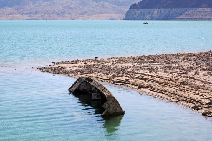 Hal ini karena debit air danau yang berada di area Rekreasi Nasional Danau Mead, Nevada tersebut turun drastis.