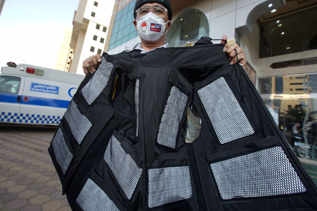 Kepala Pusat Kesehatan Haji, Budi Sylvana (kiri) dan Tim dokter Kantor Kesehatan Haji Indonesia (KKHI) Makkah Suzy Indharty menunjukkan rompi penurun suhu yang didesain khusus tim kesehatan di Klinik Kesehatan Haji Indonesia (KKHI) Mekkah, Arab Saudi, Sabtu, 2 Juli 2022.