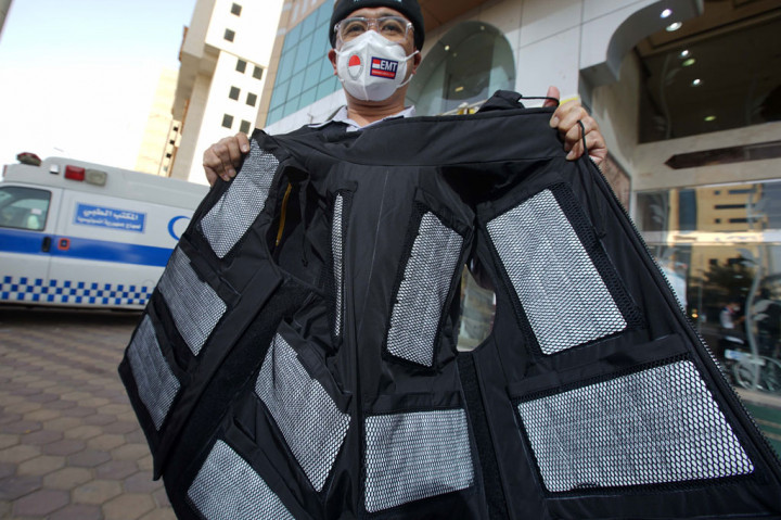 Kepala Pusat Kesehatan Haji, Budi Sylvana (kiri) dan Tim dokter Kantor Kesehatan Haji Indonesia (KKHI) Makkah Suzy Indharty menunjukkan rompi penurun suhu yang didesain khusus tim kesehatan di Klinik Kesehatan Haji Indonesia (KKHI) Mekkah, Arab Saudi, Sabtu, 2 Juli 2022.