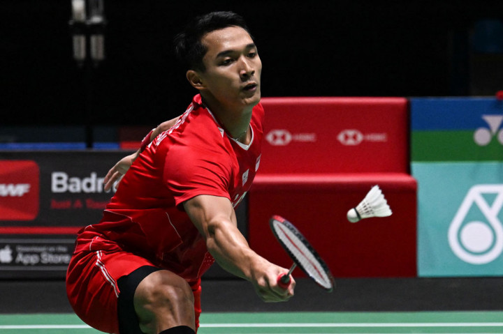 Pebulu tangkis tunggal putra Indonesia Jonatan Christie memukul kok ke arah tunggal putra Denmark Viktor Axelsen pada babak semifinal Malaysia Open, Sabtu, 2 Juli 2022.