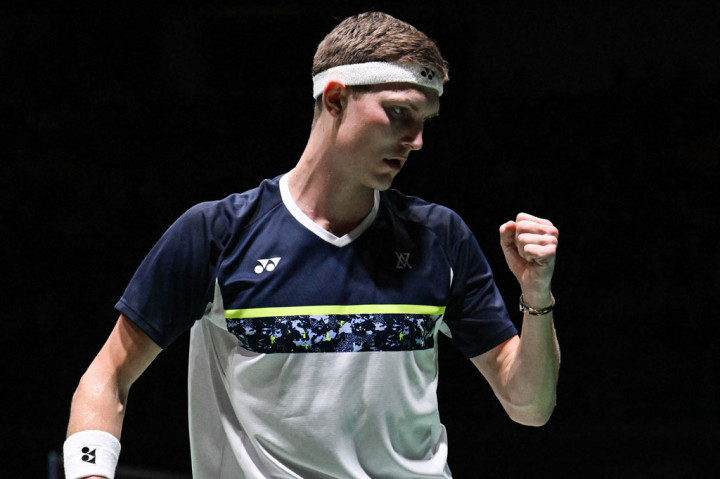 Jojo harus mengakui keunggulan pebulutangkis nomor satu dunia tersebut dalam tiga gim dengan skor akhir 15-21, 22-20, 11-21.