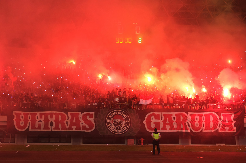 Suporter menyalakan cerawat dan petasan saat pertandingan Grup A AFF U-19 Youth Championship 2022 antara Indonesia melawan Vietnam di Stadion Patriot Candrabhaga, Bekasi, Jawa Barat, Minggu, 3 Juli 2022. 