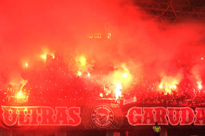 Petasan itu juga membuat beberapa penonton terkejut. 