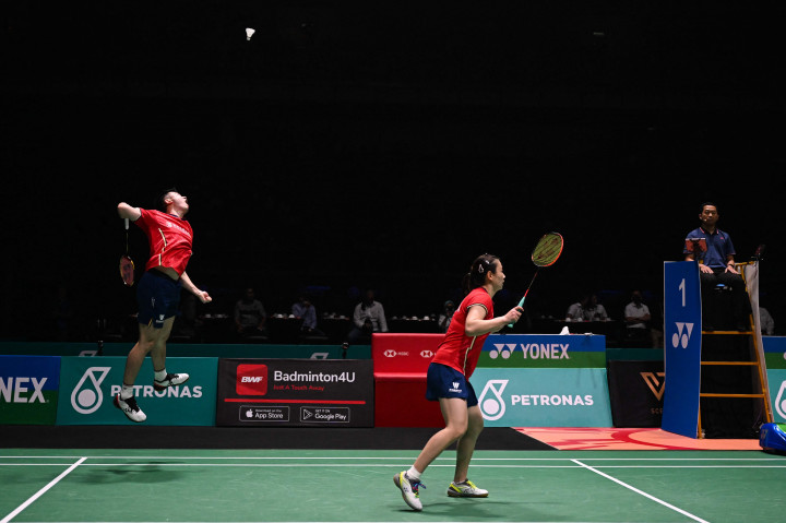 Mereka berhasil meraih kemenangan dua gim langsung 21-13, 21-18 atas wakil Thailand, Dechapol Puavaranukroh/Sapsiree Taerattanachai di babak final yang berlangsung di Axiata Arena, Kuala Lumpur, Minggu, 3 Juli 2022.