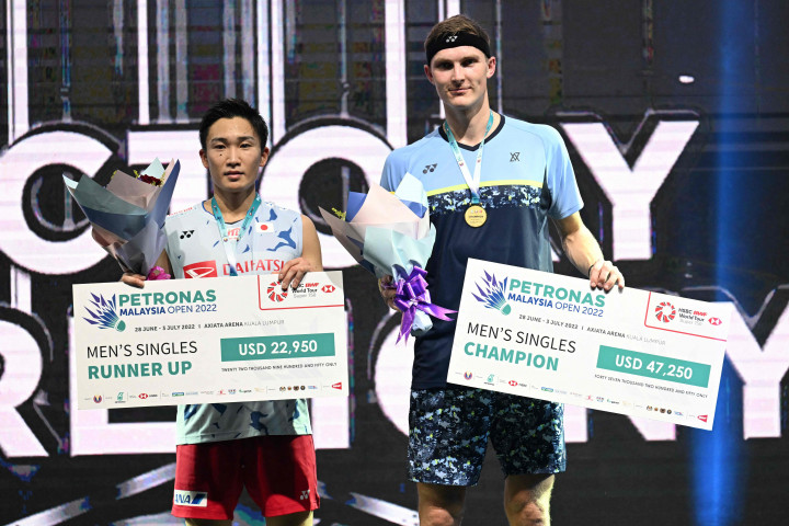 Bertanding di Axiata Arena, Kuala Lumpur, Malaysia, Minggu, 3 Juli 2022, Axelsen melawan Momota di final sedianya menjadi duel ideal. Sebab, keduanya memuncaki rangking BWF saat ini, dengan Axelsen berada di peringkat pertama, dan Momota kedua.