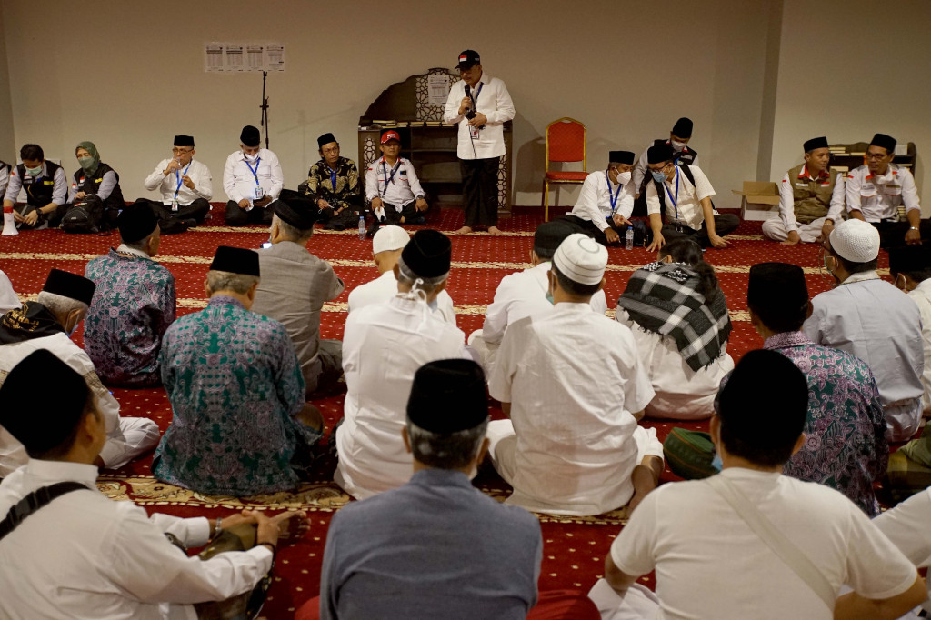 Wakil Menteri Agama Zainut Tauhid Sa'adi menyapa jemaah haji Indonesia di area Sektor 5, Hotel Manazel Al-Hour, Misfalah, Mekkah, Arab Saudi, Minggu, 3 Juli 2022.