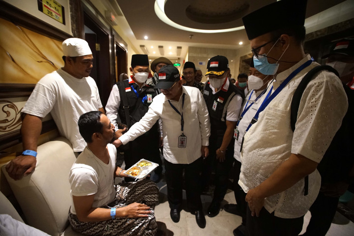 Wakil Menteri Agama Zainut Tauhid Sa'adi menyapa jemaah haji Indonesia di area Sektor 5, Hotel Manazel Al-Hour, Misfalah, Mekkah, Arab Saudi, Minggu, 3 Juli 2022.