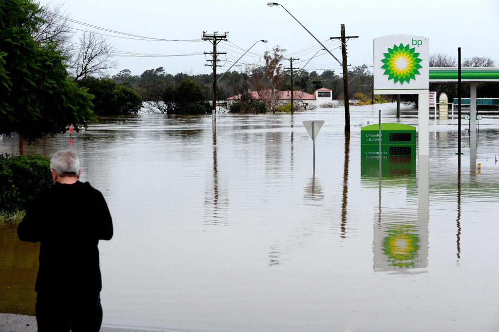 Hujan lebat dan meluapnya sejumlah bendungan dan sungai meningkatkan ancaman banjir bandang dan tanah longsor di sepanjang pantai timur Negara Bagian New South Wales (NSW), mulai dari Newcastle hingga Teluk Batemans. Intensitas hujan pun diperkirakan meningkat pada malam ini.