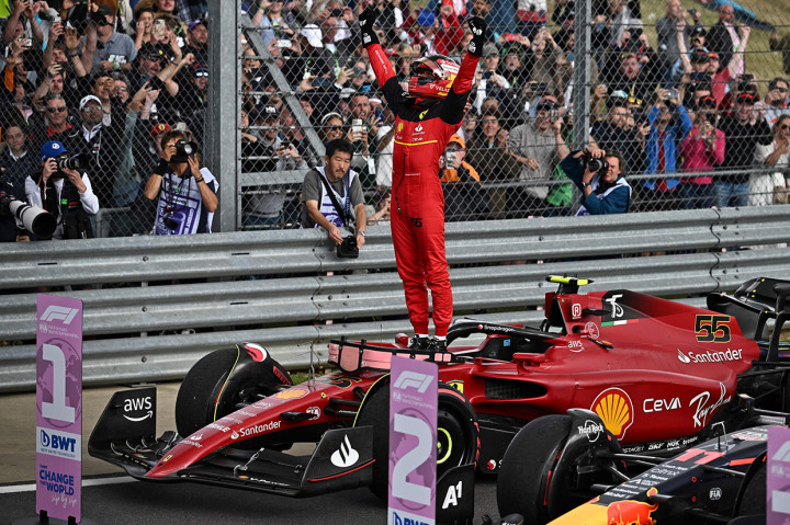 Pembalap Scuderia Ferrari, Carlos Sainz jr, berhasil merebut kemenangan dalam balapan Formula 1 GP Inggris di Sirkuit Silverstone pada Minggu, 3 Juli 2022, malam WIB. 