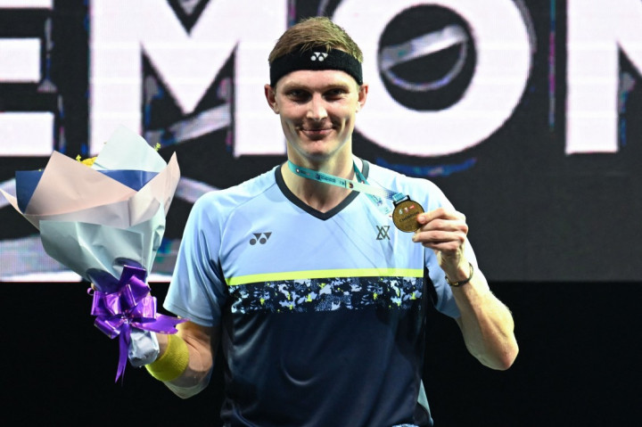 Viktor Axelsen berhasil meraih gelar juara Malaysia Open 2022. Di final, tunggal putra Denmark itu mengatasi Kento Momota asal Jepang, 21-4, 21-7.