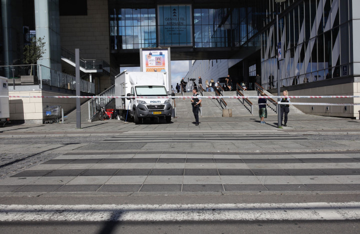 Tiga orang tewas dan sejumlah orang lainnya luka-luka dalam penembakan di mal Kopenhagen, Denmark. Begini suasana mal tersebut usai penembakan.