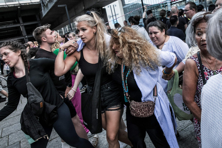 Pengunjung berhamburan keluar mal saat mendengar tembakan.