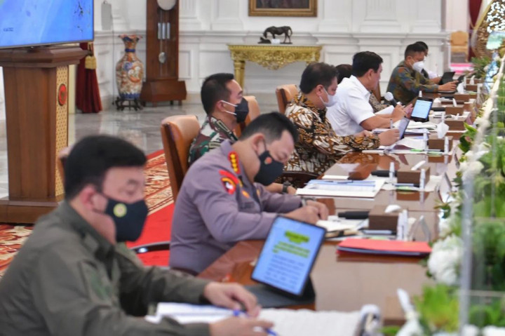 Dalam rapat evaluasi kebijakan PPKM tersebut, Jokowi mengungkapkan kasus Covid-19 di Tanah Air per 3 Juli 2022 mencapai 1.614 kasus. “Dan diprediksi puncak kasusnya akan berada di bulan Juli ini, di minggu kedua atau minggu ketiga,” kata Jokowi.
