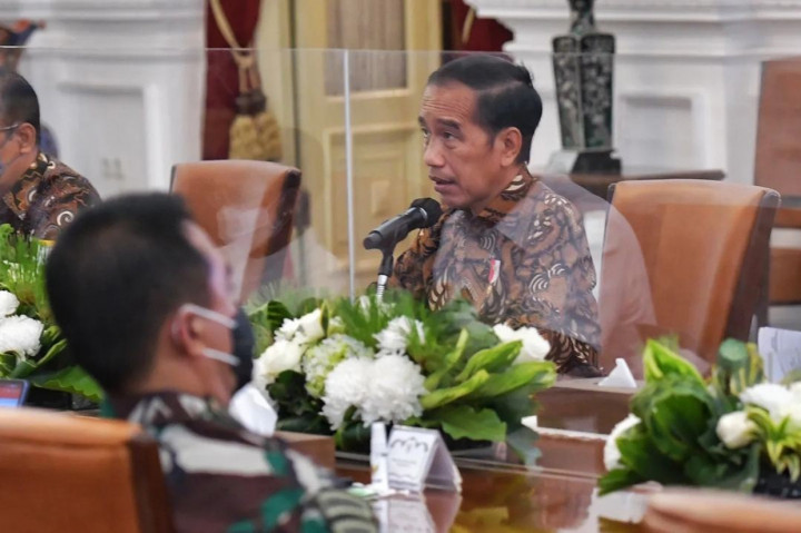 Presiden Joko Widodo meminta jajaran Menteri Kabinet Indonesia Maju dan pejabat setingkat menteri untuk menggaungkan kembali pelaksanaan protokol kesehatan di tengah situasi kasus Covid-19 yang kembali meningkat.