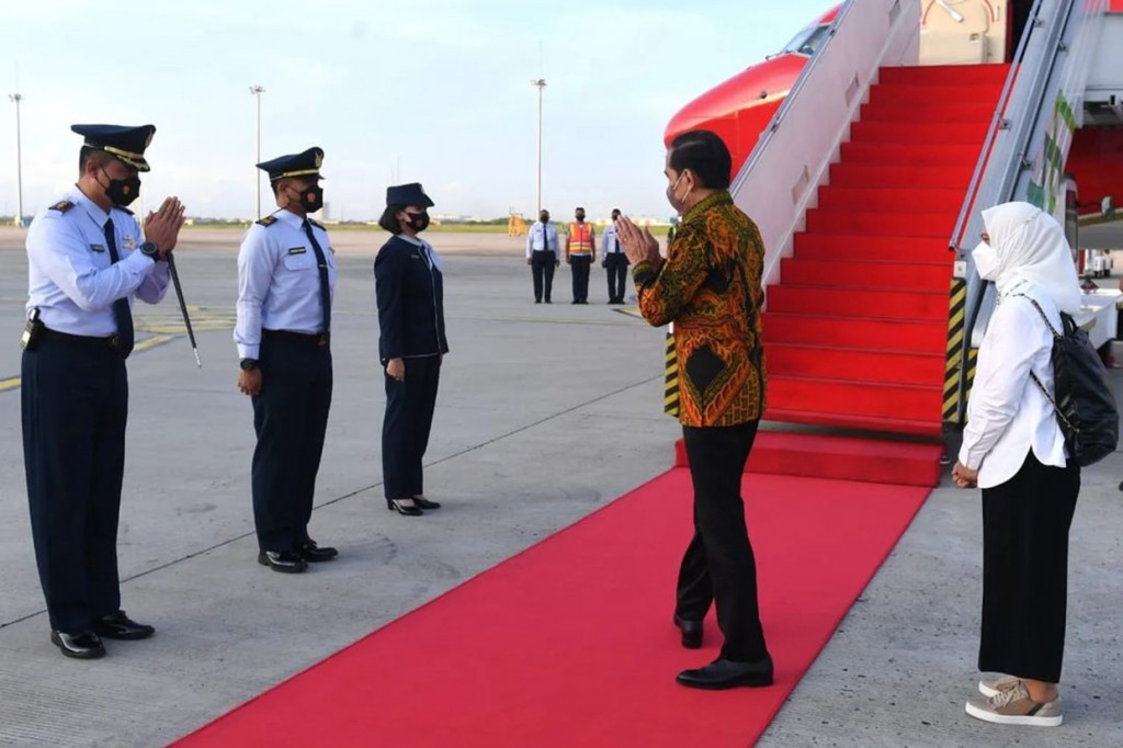 Presiden dan rombongan lepas landas dari Bandara Internasional Soekarno-Hatta, Tangerang, sekitar pukul 17.40 WIB dengan menggunakan Pesawat Kepresidenan Indonesia-1.