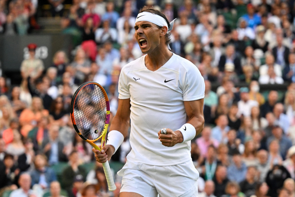 Nadal melewati ujian di set ketiga yang berlangsung ketat untuk mengunci kemenangan. Bertanding di Centre Court, Senin, 4 Juli 2022, waktu setempat, Nadal menang atas Botic van de Zandschulp dengan skor 6-4, 6-2, 7-6(6).
