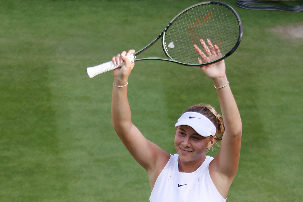 Petenis Prancis itu dikalahkan 2-6, 3-6 oleh petenis Amerika Serikat berusia 20 tahun Amanda Anisimova, Senin, 4 Juli 2022, waktu setempat.