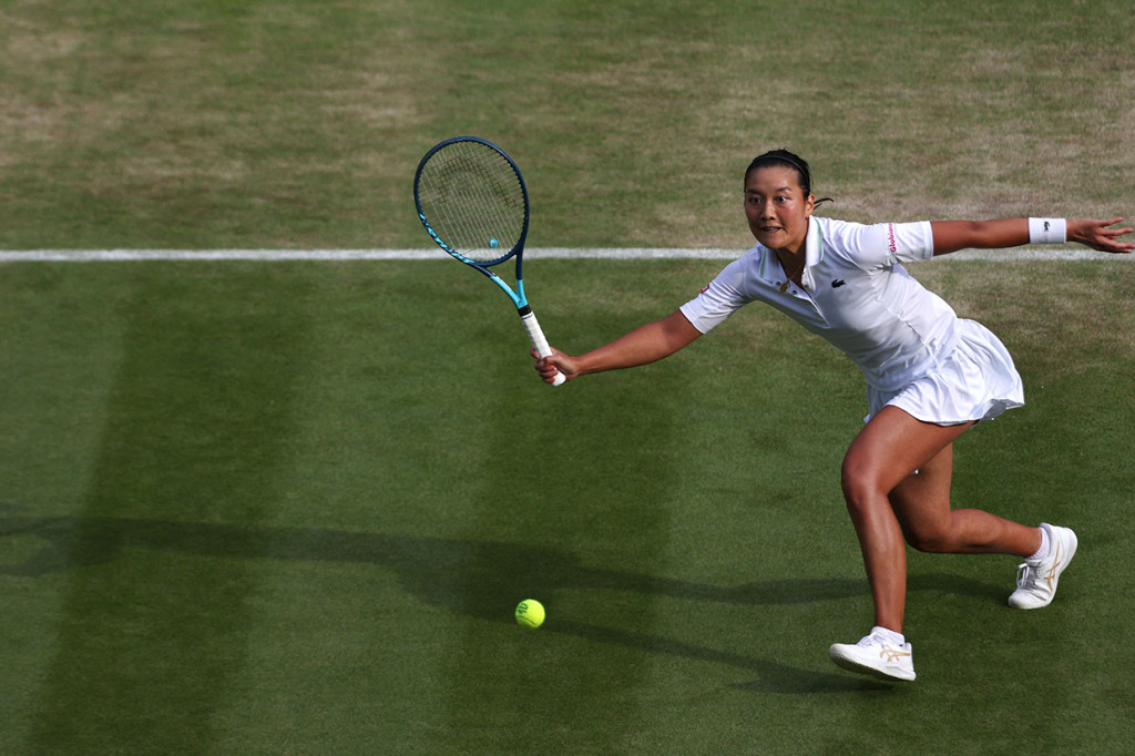 Petenis peringkat 115 dunia Tan, yang mengejutkan juara Grand Slam 23 kali Serena Williams dalam pertandingan epik pada hari kedua Wimbledon, melanjutkan mimpinya di turnamen Grand Slam lapangan rumput itu dengan dua penampilan impresif berikutnya.