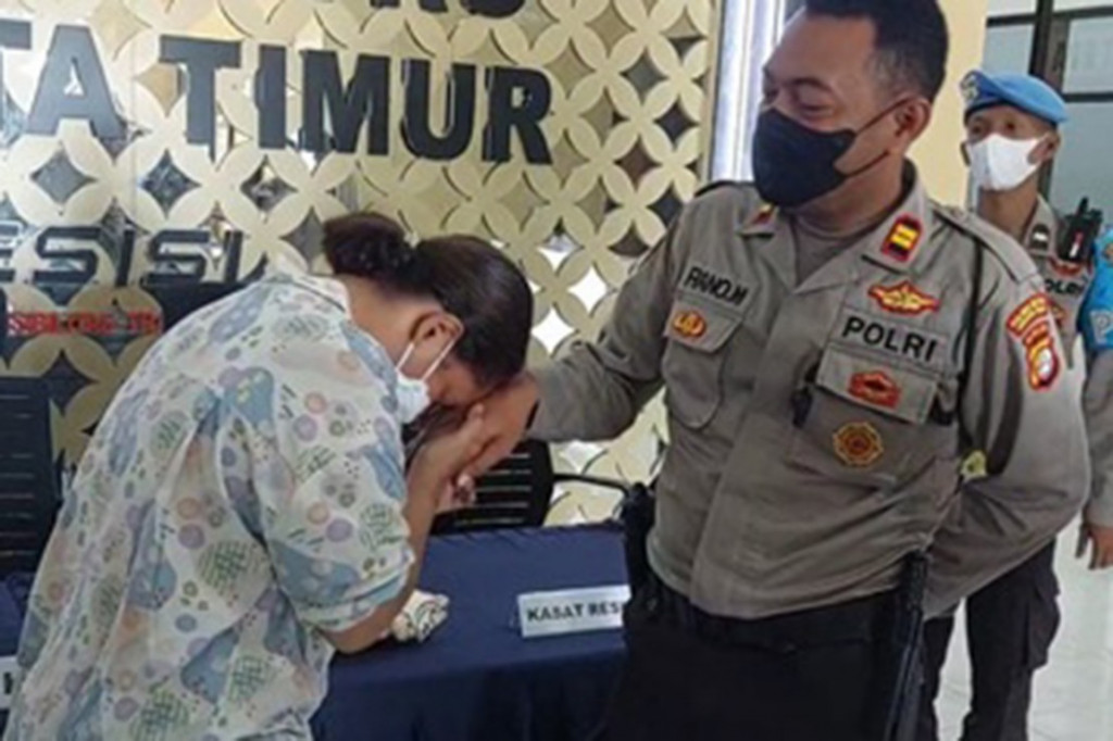 Buntut kasus penyerangan petugas kepolisian yang dilakukan oleh seorang mahasiswi di bawah jalan flyover Kampung Melayu Jakarta Timur, akhirnya berujung damai.