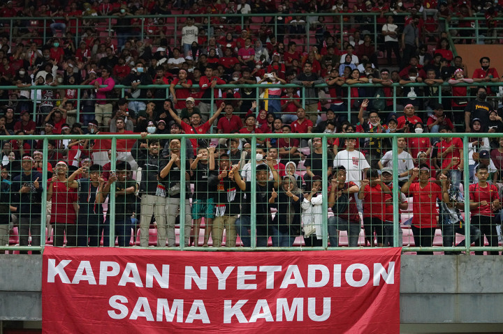 Aksi suporter Indonesia saat pertandingan antara Timnas U-19 Indonesia kontra Brunei Darussalam dalam laga penyisihan Grup A Piala AFF U-19 2022 di Stadion Patriot Candrabhaga, Bekasi, Jawa Barat, Senin, 4 Juli 2022. 