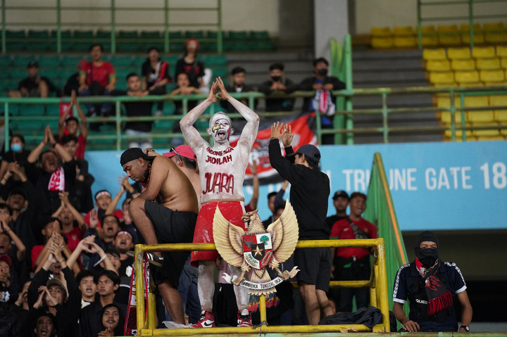 Selama menyaksikan laga, para suporter terus meneriakkan yel-yel dukungan untuk Timnas Indonesia U-19.
