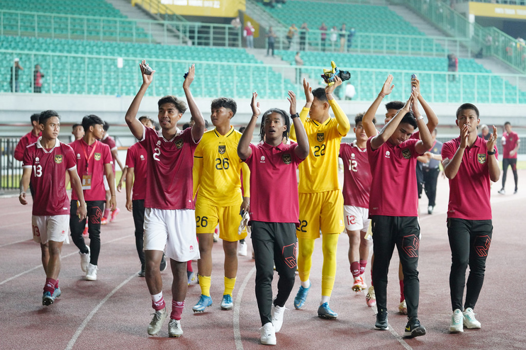 Pemain Tim Nasional U-19 Indonesia menyapa penonton seusai laga melawan Brunei Darussalam dalam laga penyisihan Grup A Piala AFF U-19 2022 di Stadion Patriot Candrabhaga, Bekasi, Jawa Barat, Senin, 4 Juli 2022. 