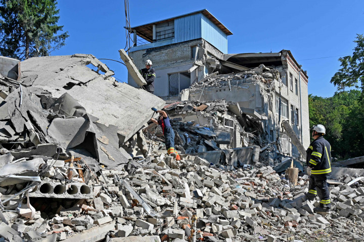 Hampir setiap hari Kharkiv dihujani serangan rudal dan artileri Rusia. 