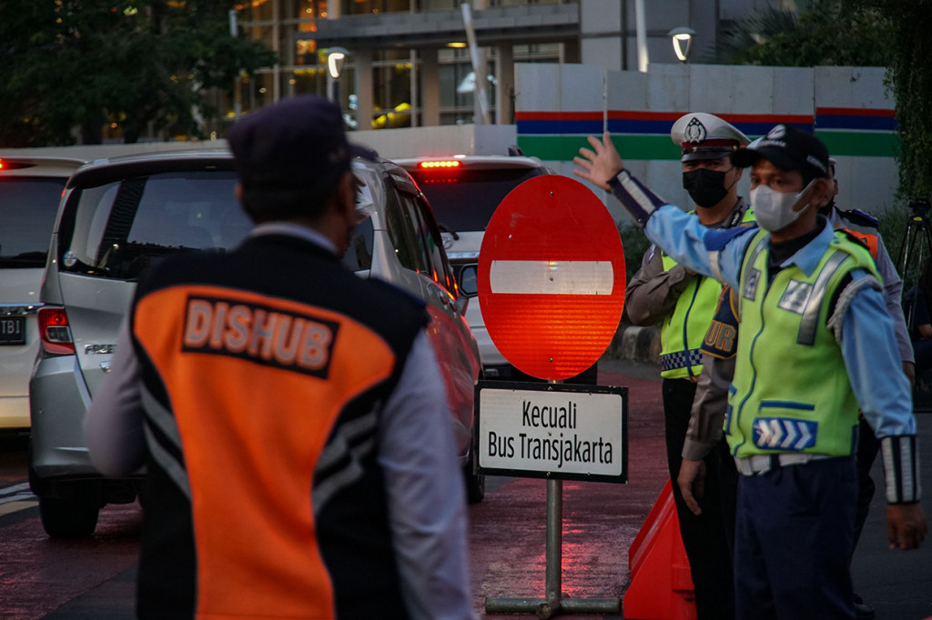 Terlihat petugas menutup jalan di Bundaran HI dari Jl Sudirman menuju Jl Imam Bonjol. Tampak plang dilarang belok 'kecuali TransJakarta' terpasang.