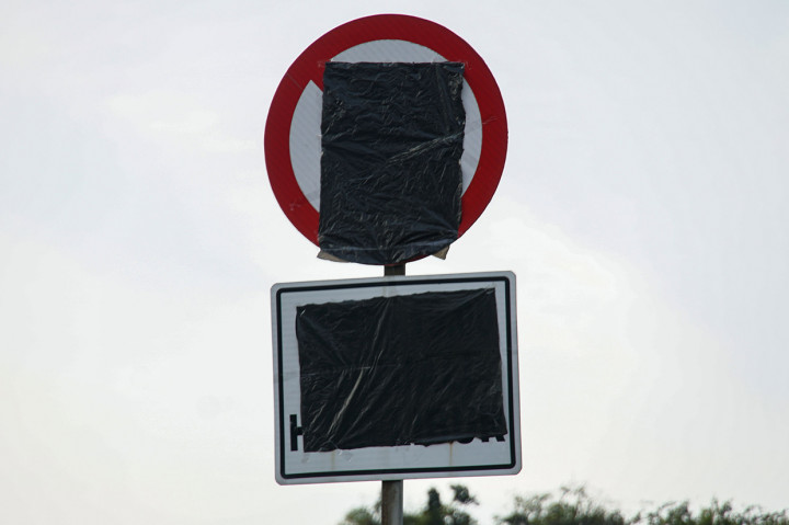 Rambu imbauan saat penerapan uji coba rekayasa lalu lintas di kawasan Bundaran Patung Kuda, Jakarta, Senin, 4 Juli 2022. 