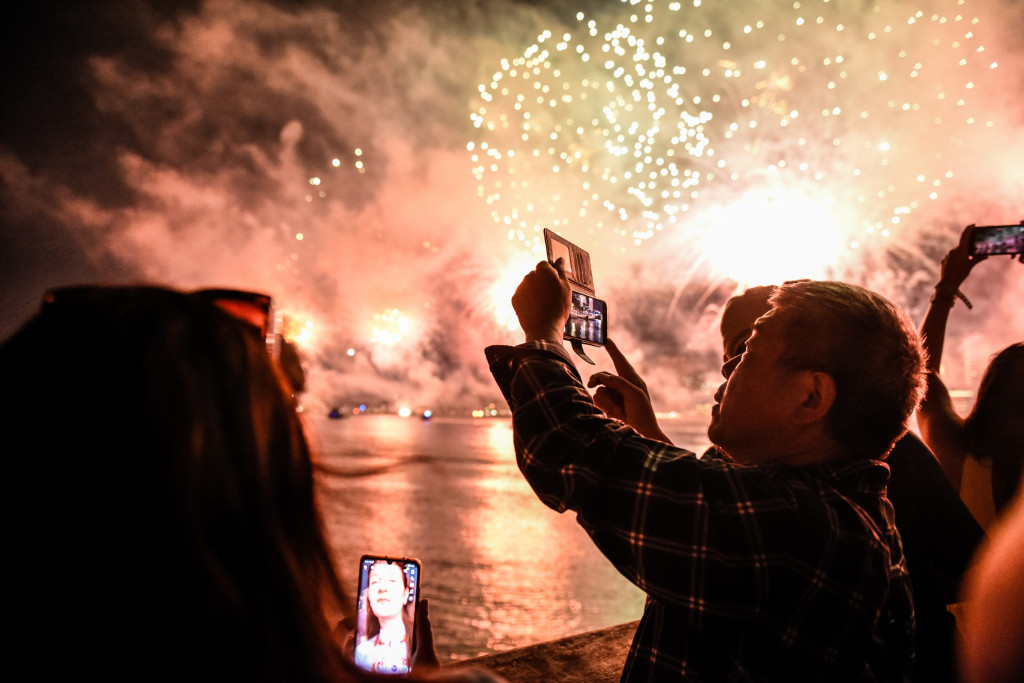Warga New York, Amerika Serikat, berkumpul untuk melihat pertunjungan kembang api, Senin, 4 Juli 2022, waktu setempat.