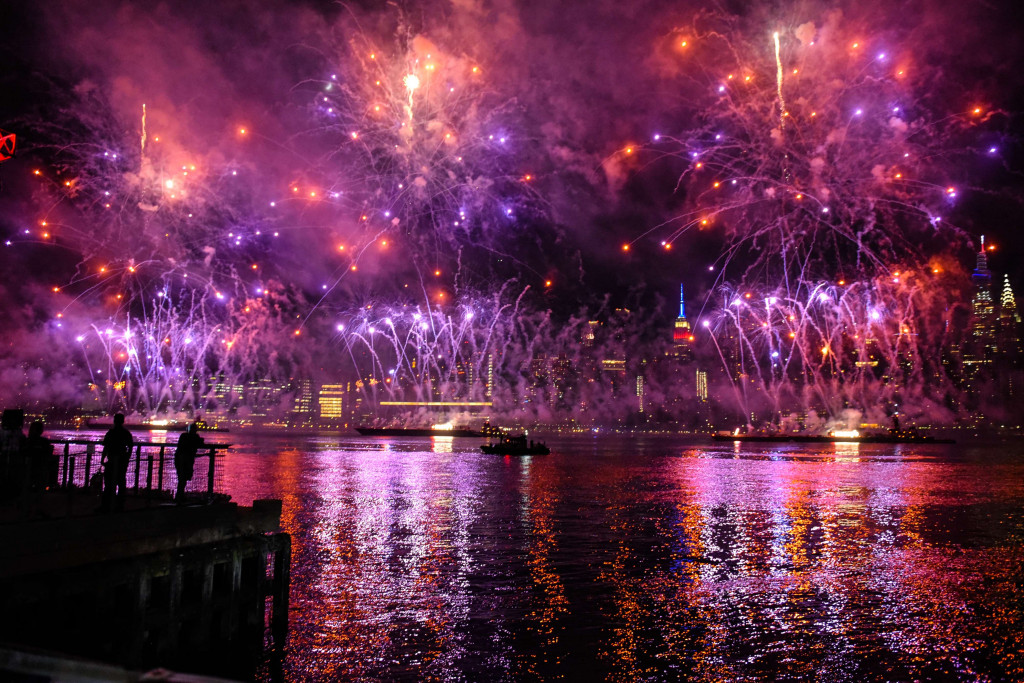Kemerdekaan ini pun dimeriahkan dengan ledakan kembang api yang menyala di tengah kota.