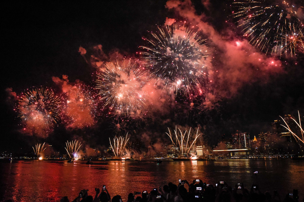 Bahkan, pesta kembang api sudah dilakukan sejak perayaan pertama Hari Kemerdekaan Amerika Serikat 4 Juli pada 1777.