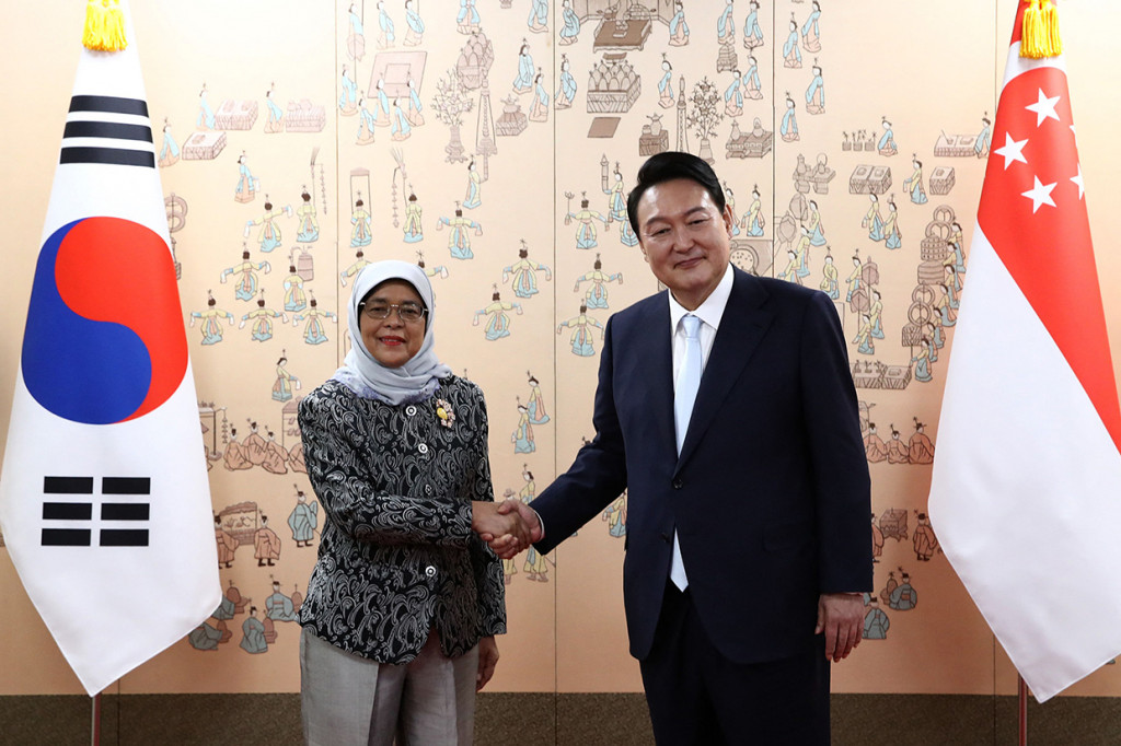 Foto diambil pada 10 Mei 2022, saat Presiden Singapura Halimah Yacob dan Presiden Korea Selatan Yoon Suk-yeol bertemu di kantor kepresidenan baru di Seoul.