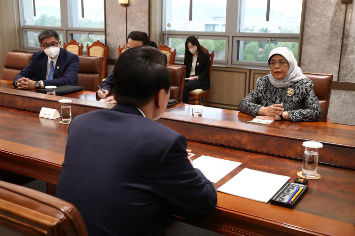 Presiden Singapura Halimah Yacob mengumumkan bahwa dia dinyatakan positif Covid-19 usai menjalani tes virus korona.
