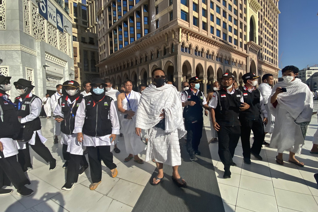 Menteri Agama Yaqut Cholil Qoumas menjalani umroh wajib saat berada di Masjidil Haram, Mekkah, Arab Saudi, Senin, 4 Juli 2022.