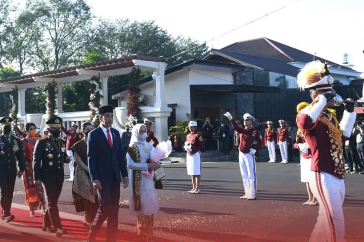 Selanjutnya, Presiden dan Ibu Iriana turut menerima penyambutan dari para taruna Akpol untuk kemudian berjalan melewati jajar kehormatan dan Kadga Pora dengan diiringi oleh drum band dari korps musik.
