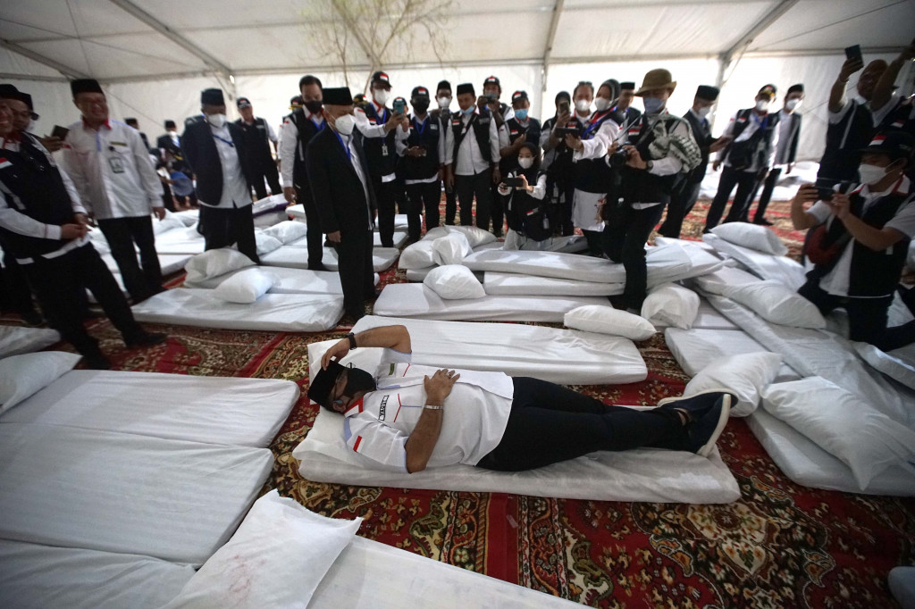 Menag juga sebelumnya meninjau toilet di maktab di Arafah dan mencoba keran air untuk memastikan air mengalir.