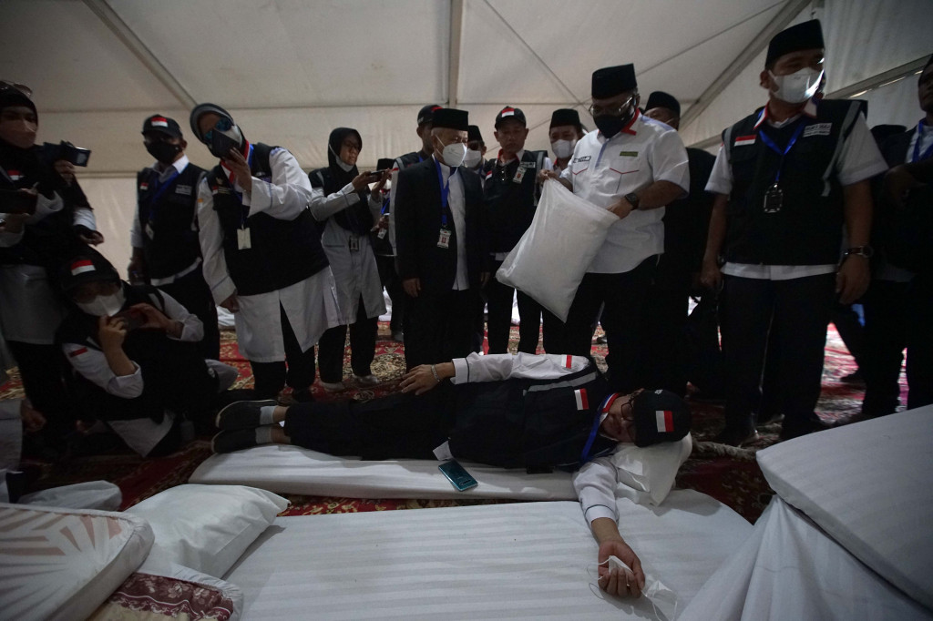 Menteri Agama Yaqut Cholil Qoumas meninjau langsung sarana layanan bagi jemaah haji Indonesia di tenda-tenda pemondokan di Arafah, Mekkah, Arab Saudi, Selasa, 5 Juli 2022.