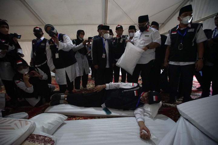 Menteri Agama Yaqut Cholil Qoumas meninjau langsung sarana layanan bagi jemaah haji Indonesia di tenda-tenda pemondokan di Arafah, Mekkah, Arab Saudi, Selasa, 5 Juli 2022.