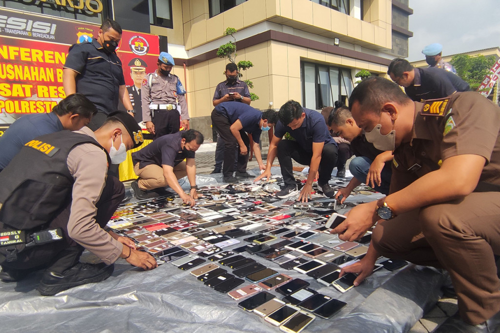 Polresta Sidoarjo memusnahkan barang bukti ratusan unit handphone (HP) jenis iPhone dan Sony di halaman mapolresta setempat, Rabu, 6 Juli 2022.