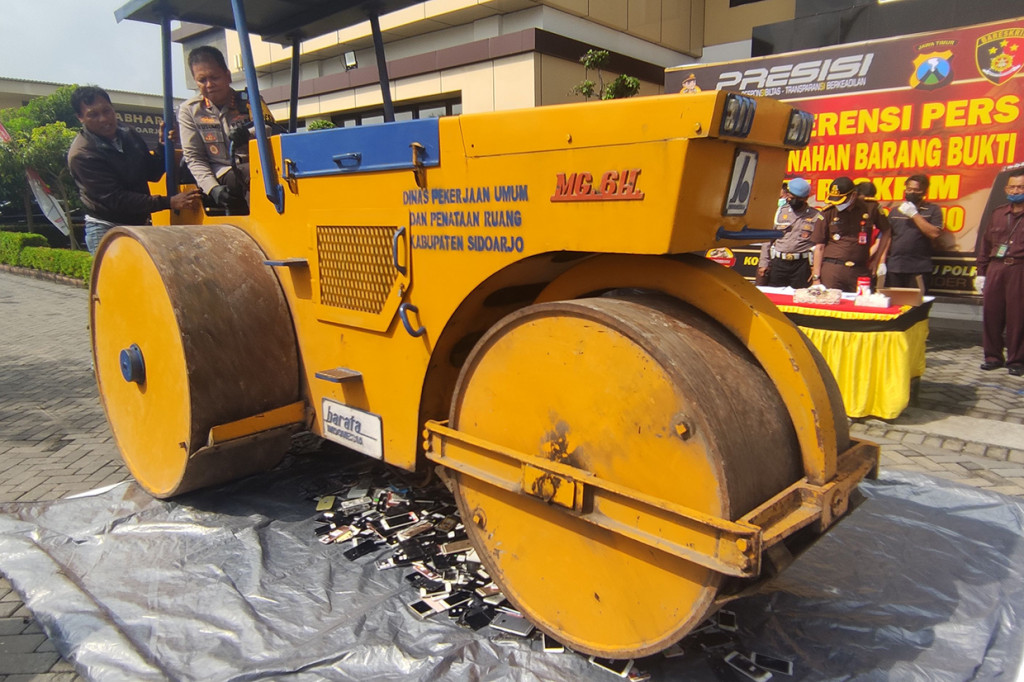 Ratusan HP rekondisi itu dihancurkan dengan cara digilas menggunakan alat berat. Kapolresta Sidoarjo Kombes Kusumo Wahyu Bintoro sendiri yang mengemudikan alat berat menghancurkan barang bukti. Pemusnahan disaksikan pihak kejaksaan negeri dan Pengadilan Negeri Sidoarjo.