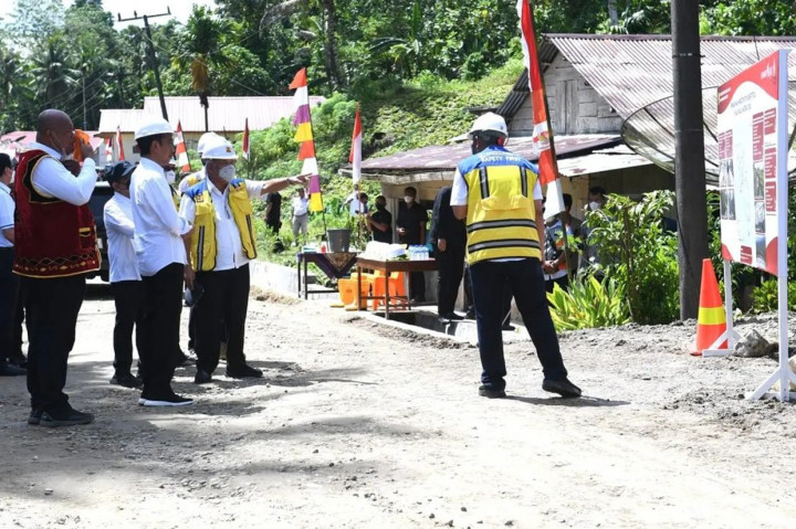 Presiden Joko Widodo (Jokowi) meninjau proyek peningkatan struktur jalan Laehuwa-Ombolata-Tumula-Faekhuna'a di Nias Utara, Sumatera Utara.