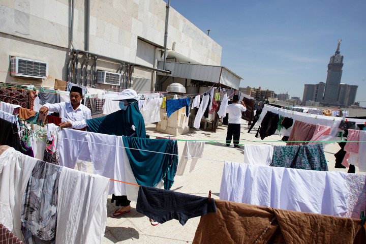 Jemaah haji Indonesia asal Jawa Barat mencuci pakaian di atap gedung hotel Manazel Al Hour, Mekkah, Arab Saudi, Rabu, 6 Juli 2022.