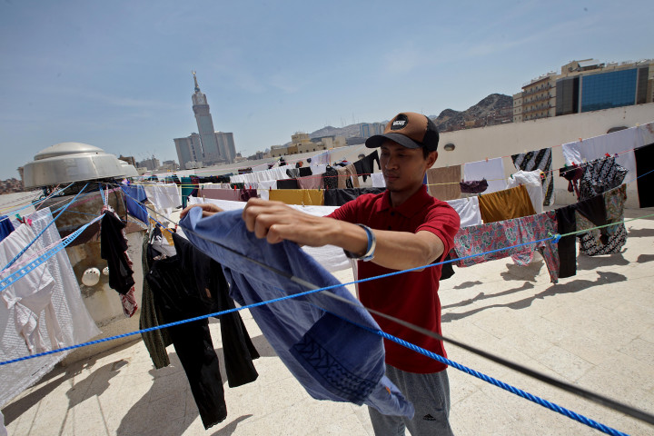 Jemaah haji Indonesia asal Jawa Barat mencuci pakaian di atap gedung hotel Manazel Al Hour, Mekkah, Arab Saudi, Rabu, 6 Juli 2022.