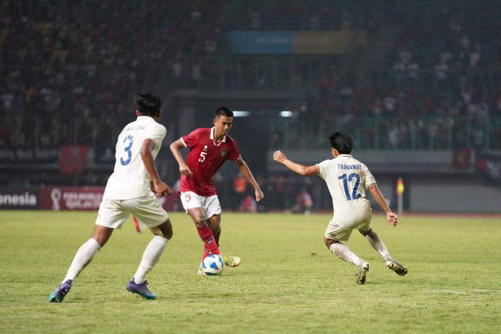 Pemain Tim Nasional U-19 Indonesia Kakang Rudianto berduel dengan pemain Thailand pada babak penyisihan Grup A Piala AFF U-19 2022 di Stadion Patriot Candrabhaga, Bekasi, Jawa Barat, Rabu, 6 Juli 2022. 