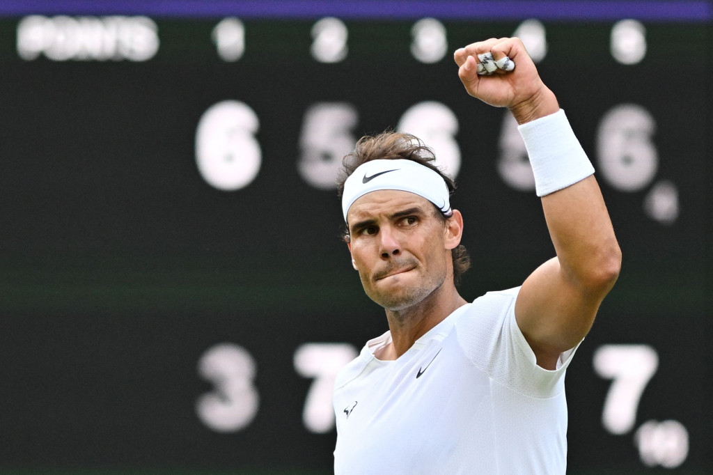 Rafael Nadal berhasil lolos ke semifinal grand slam Wimbledon usai menang dramatis atas Taylor Fritz.