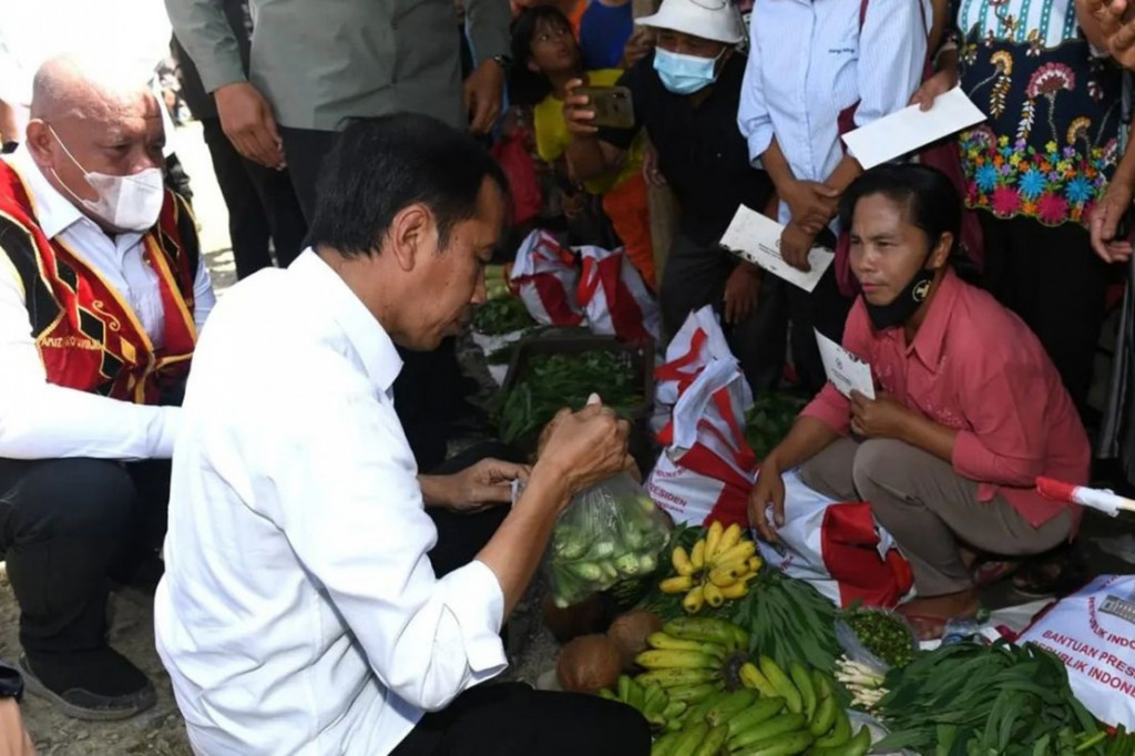 Presiden Joko Widodo mengunjungi Pasar Alasa di Kabupaten Nias Utara, Sumatera Utara, Rabu, 6 Juli 2022, untuk menyerahkan sejumlah bantuan serta mengecek harga kebutuhan pokok.