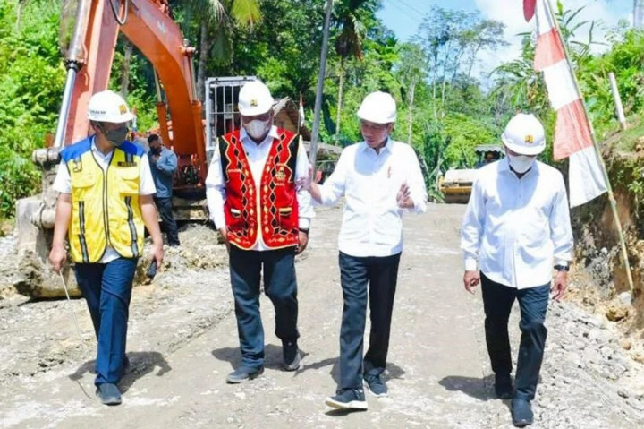 Presiden Joko Widodo (Jokowi) meninjau proyek peningkatan struktur jalan Laehuwa-Ombolata-Tumula-Faekhuna'a di Nias Utara, Sumatera Utara.